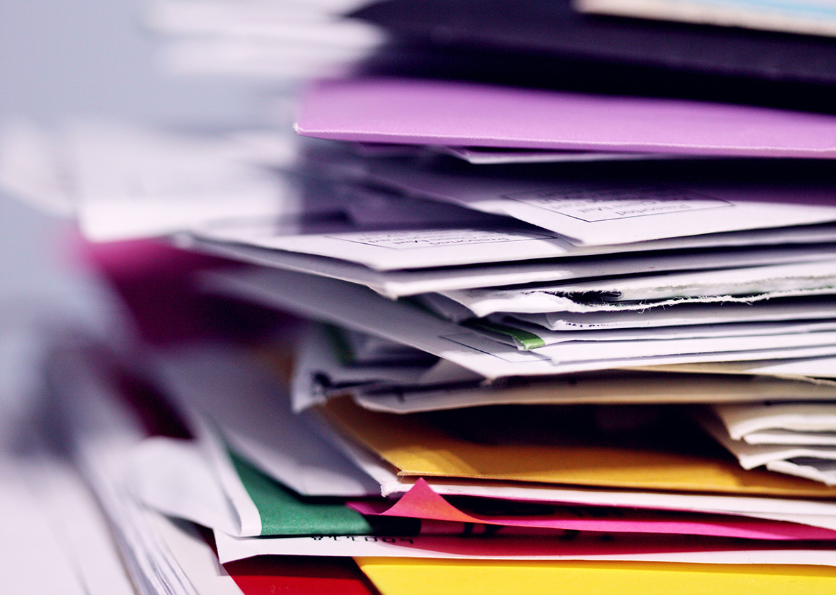 Szukamy oszczędności na ogrzewaniu i prądzie: 5 prostych pomysłów Sterta rachunków rachunki za prąd i gaz