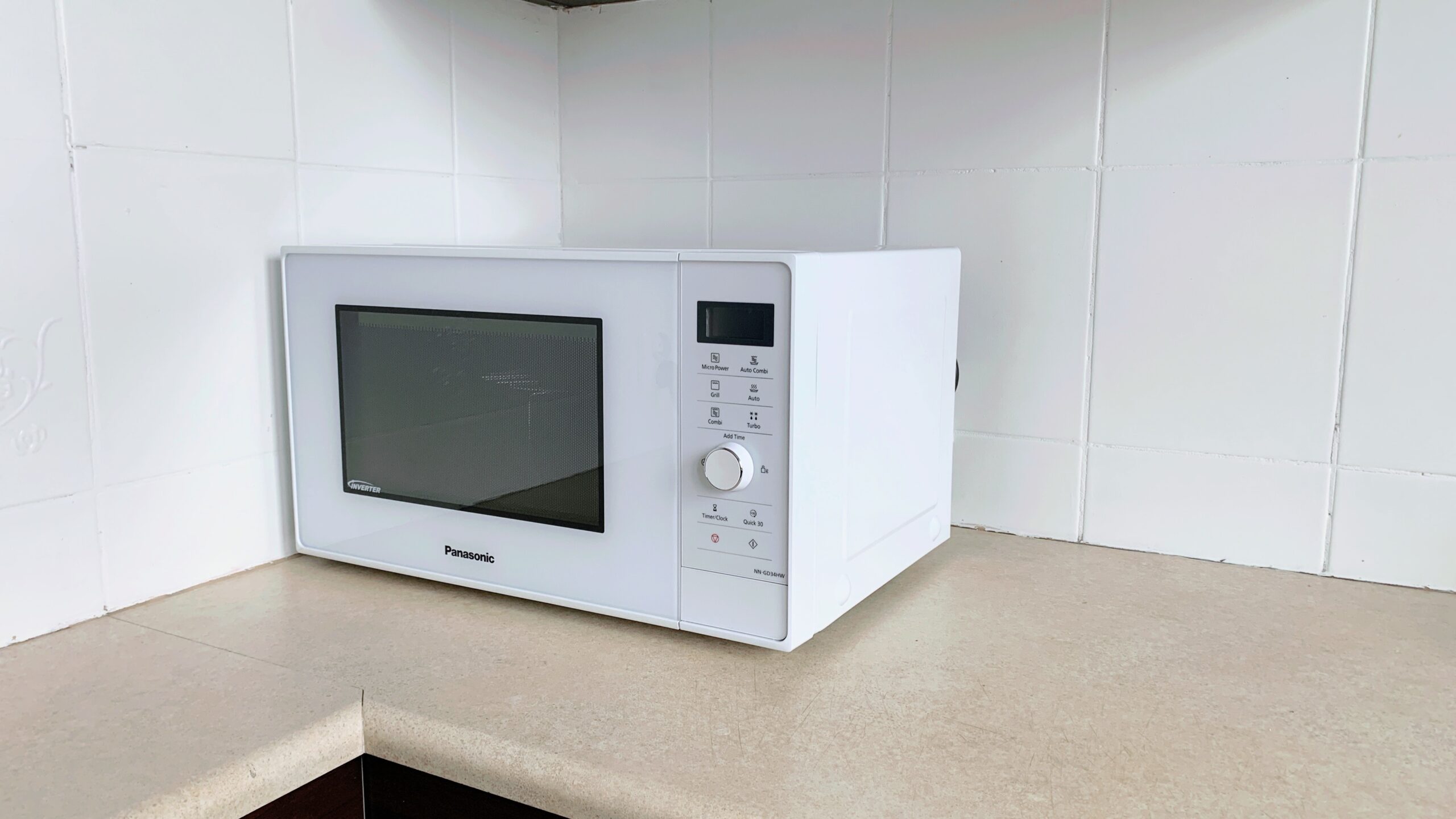 Kuchenka mikrofalowa Panasonic NN-GD34HW_0 3