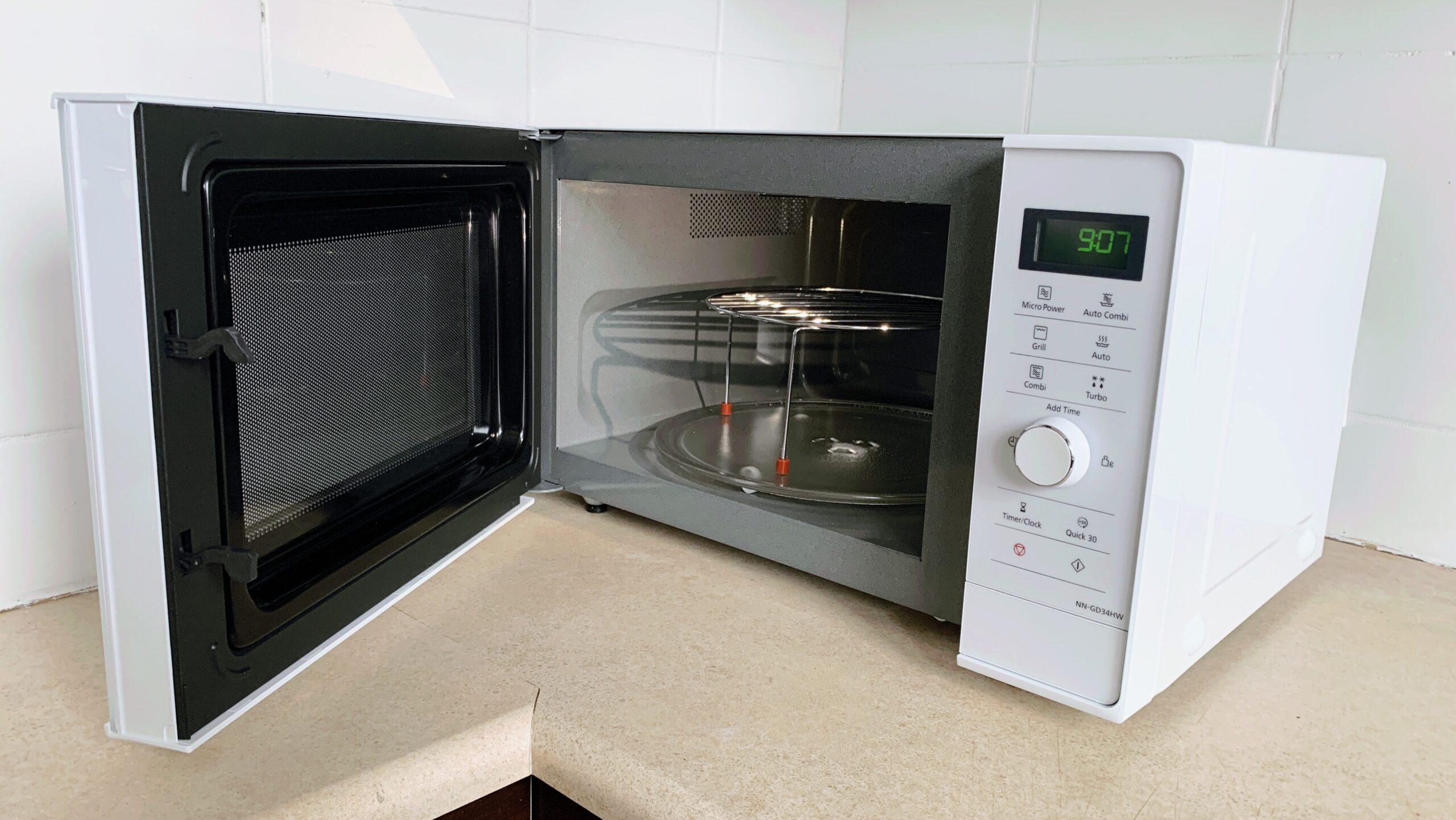 Kuchenka mikrofalowa Panasonic NN-GD34HW Fot. Magda Pilarczyk